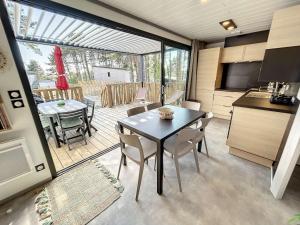 Chalets Chalet standing avec piscine chauffee, proche plage et commerces, equipe de WiFi - 6 couchages. - FR-1-361-513 : photos des chambres