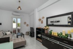 Athenas cozy apartment with a roof top