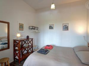 Maisons de vacances Appartement T2 avec terrasse, parking et wifi a St-Genest-Lerpt - FR-1-496-287 : photos des chambres