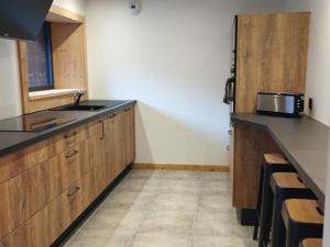 Appartement T3 rénové avec parking, terrasse et cour privative - FR-1-573-130