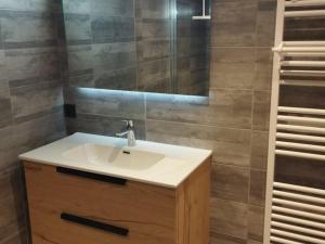 Maisons de vacances Charmant T3 avec Jardin, Parking, et Cuisine Equipee a Saint-Jean-d-Aulps - FR-1-573-130 : photos des chambres