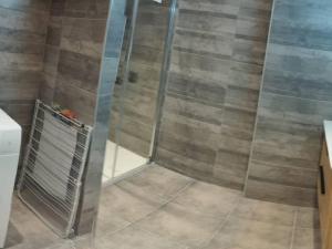 Maisons de vacances Charmant T3 avec Jardin, Parking, et Cuisine Equipee a Saint-Jean-d-Aulps - FR-1-573-130 : photos des chambres