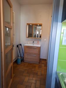 Appartements gite l'oeuf ou la poule, parking prive, sur domaine viticole : Appartement 1 Chambre