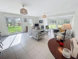 Maisons de vacances Grande maison pres plage Carolles, 5 chambres, jardin, parking, wifi gratuit – 10 pers. - FR-1-361-537 : photos des chambres