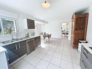 Maisons de vacances Grande maison pres plage Carolles, 5 chambres, jardin, parking, wifi gratuit – 10 pers. - FR-1-361-537 : photos des chambres