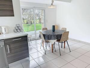 Maisons de vacances Grande maison pres plage Carolles, 5 chambres, jardin, parking, wifi gratuit – 10 pers. - FR-1-361-537 : photos des chambres