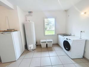 Maisons de vacances Grande maison pres plage Carolles, 5 chambres, jardin, parking, wifi gratuit – 10 pers. - FR-1-361-537 : photos des chambres