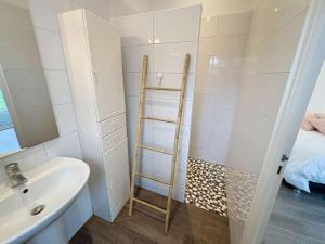 Maisons de vacances Grande maison pres plage Carolles, 5 chambres, jardin, parking, wifi gratuit – 10 pers. - FR-1-361-537 : photos des chambres