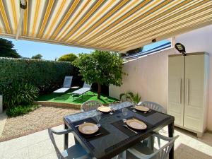 Maisons de vacances Maisonnette 4 pers. a 300m de la Plage avec Piscine, Tennis et WIFI - FR-1-231-321 : photos des chambres