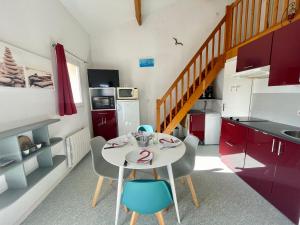 Maisons de vacances Maisonnette 4 pers. a 300m de la Plage avec Piscine, Tennis et WIFI - FR-1-231-321 : photos des chambres