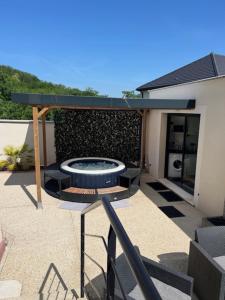 Appartements Appartement independant refait a neuf avec jacuzzi et terrasse privative proximite gare : photos des chambres