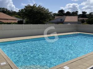 Maisons de vacances Pavillon 4/5 pers. avec piscine a 1,4 km de la plage Belesbat, Saint Vincent sur Jard - FR-1-357-327 : photos des chambres