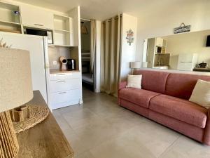 Studio Climatisé avec Coin Nuit et Piscine Proche Plage - FR-1-748-25