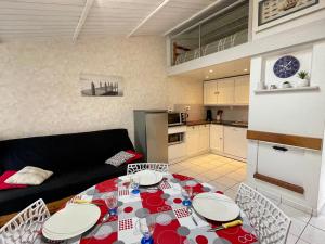 Maison rénovée avec piscine chauffée, tennis et parking à 100m des commerces - FR-1-231-330