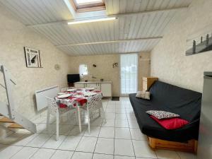 Maison rénovée avec piscine chauffée, tennis et parking à 100m des commerces - FR-1-231-330