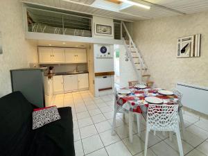 Maison rénovée avec piscine chauffée, tennis et parking à 100m des commerces - FR-1-231-330