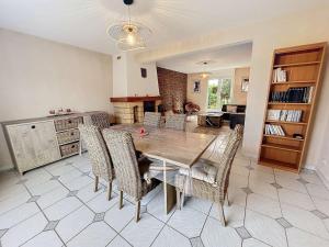 Maisons de vacances Maison a 500m de la plage avec jardin, 4 chambres, Wi-Fi et parking - 8 couchages - FR-1-361-539 : photos des chambres