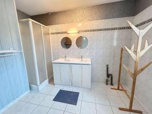 Maisons de vacances Maison a 500m de la plage avec jardin, 4 chambres, Wi-Fi et parking - 8 couchages - FR-1-361-539 : photos des chambres