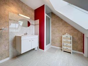 Maisons de vacances Maison a 500m de la plage avec jardin, 4 chambres, Wi-Fi et parking - 8 couchages - FR-1-361-539 : photos des chambres