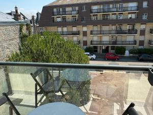 Studio Central à Cabourg avec Balcon, Wifi Gratuit & Parking - FR-1-487-372