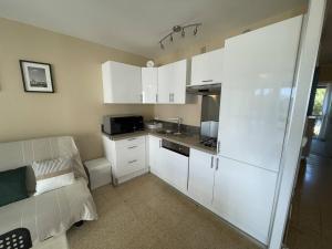 Charmant T2 rénové, 4 couchages, proche plage et port, balcon, parking sécurisé, St-Cyprien - FR-1-106-55