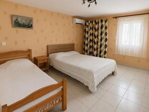 Maisons de vacances Charmante maison de village a Argeles avec jardin et climatisation - FR-1-732-110 : photos des chambres