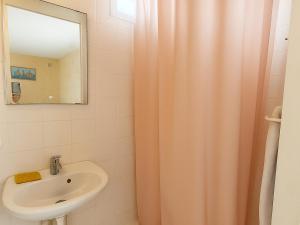 Maisons de vacances Charmante maison de village a Argeles avec jardin et climatisation - FR-1-732-110 : photos des chambres