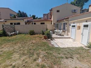 Maisons de vacances Charmante maison de village a Argeles avec jardin et climatisation - FR-1-732-110 : photos des chambres