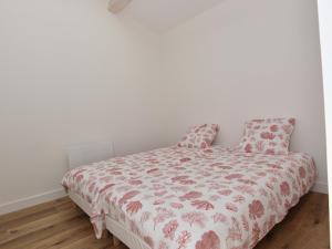 Maisons de vacances Maison plain-pied 53m² avec terrasse et parking a St-Vivien - FR-1-706-36 : photos des chambres
