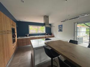 Maisons de vacances Maison Familiale a Biscarrosse avec Piscine et Parking - FR-1-319-617 : photos des chambres