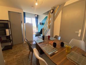 T2 Mezzanine - 56 Pers - Piscine & Parking - Saint-Pierre-La-Mer - FR-1-795-18