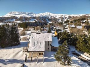 Appartements Studio calme avec parking et vue sur Monts du Cantal - FR-1-814-125 : photos des chambres
