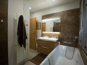 Maisons de vacances Carqueiranne: Villa de Charme avec Piscine, Vue Mer, pour 8 Personnes - FR-1-599-119 : photos des chambres