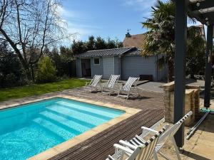 Maisons de vacances Villa recente 4 chambres, piscine chauffee a Bavent - FR-1-487-380 : photos des chambres