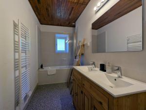 Maisons de vacances Gite de caractere renove, jusqu-a 10 pers., jardin prive, Haute-Loire - FR-1-582-534 : photos des chambres