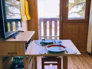 Studio ski aux pieds pour 2 personnes avec balcon ensoleillé - FR-1-275-224