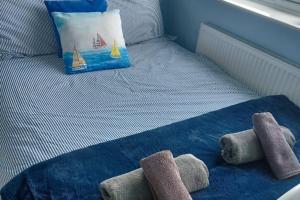 2 Bed Bungalow - Sleeps 4 - Pets - Parking - Wifi