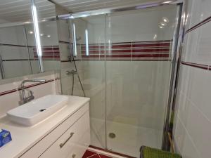 Appartement 2 pièces avec climatisation, terrasse, piscine et parking, près de la mer à Ste Maxime - FR-1-780-90