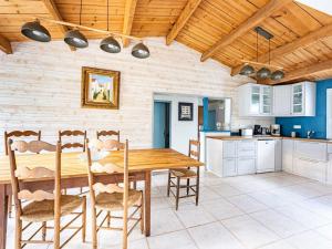 Maisons de vacances Maison spacieuse pres de la plage pour 10 personnes - FR-1-835-2 : photos des chambres