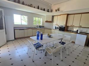 Amplia casa en Roses para 16 pers. con piscina y gran aparcamiento - ES-204-78