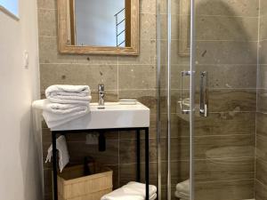 B&B / Chambres d'hotes Maison d-hotes pres de La Fleche, adaptee PMR, animaux admis, petit-dejeuner inclus - FR-1-410-475 : photos des chambres