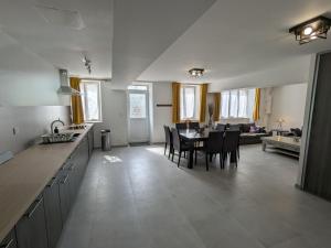 Maisons de vacances Charmant gite a la ferme pres d-Orleans avec parking prive - FR-1-590-575 : photos des chambres