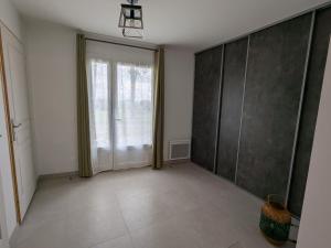 Maisons de vacances Deux gites charmants pres d-Orleans avec jardin et parking privatif - FR-1-590-577 : photos des chambres