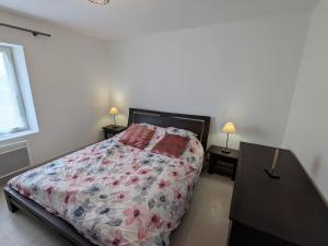Maisons de vacances Deux gites charmants pres d-Orleans avec jardin et parking privatif - FR-1-590-577 : photos des chambres