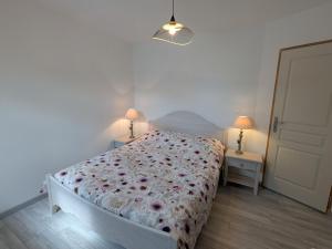 Maisons de vacances Deux gites charmants pres d-Orleans avec jardin et parking privatif - FR-1-590-577 : photos des chambres
