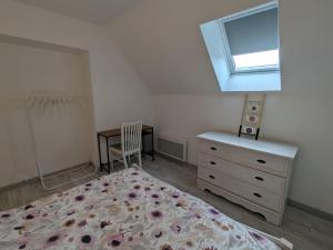 Maisons de vacances Deux gites charmants pres d-Orleans avec jardin et parking privatif - FR-1-590-577 : photos des chambres