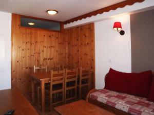 Appartement skis aux pieds, piscine & sauna, 6 pers - FR-1-322-678