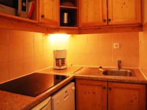 Appartement skis aux pieds, piscine & sauna, 6 pers - FR-1-322-678