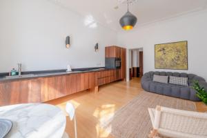 Stylish & Light Victorian 2BD Flat - Holland Park