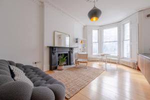 Stylish & Light Victorian 2BD Flat - Holland Park